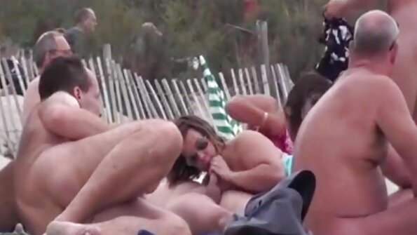 Una bella signora con un bel paio di tette viene scopata sul tavolo veronica belli film porno