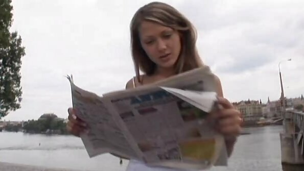 Una bionda con grandi tette si spoglia nella vasca e si porno piu belli fa scopare