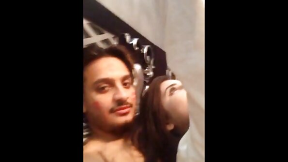 Un gruppo di ragazze sexy succhia il porno piu bello del mondo cazzo e lecca la figa