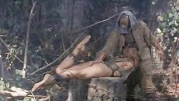 Angelo biondo con belle tette naturali si fa un bel film porno scopare