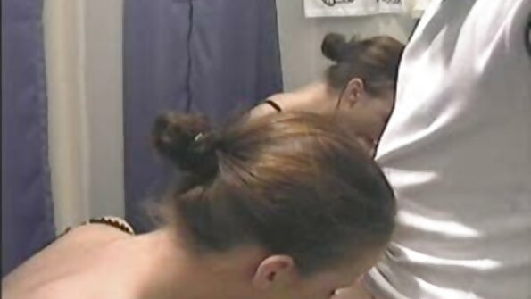 Le giovani donne vengono sedotte da stronzi brutali porno italiani belli all'aria aperta