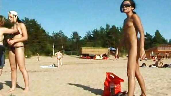 Una bruna con grandi tette finte sta aprendo le gambe i film porno italiani piu belli per un uomo