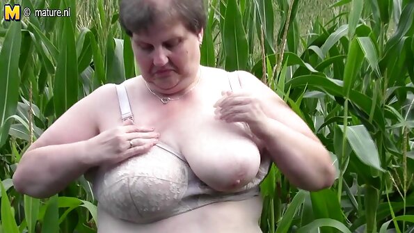 La vagina della MILF viene esaminata e penetrata dal veronica belli xxx bastone del dottore