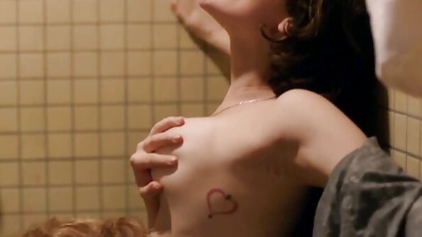 Una bionda voglio vedere un bel film porno dal seno pieno viene sbattuta dal vicino