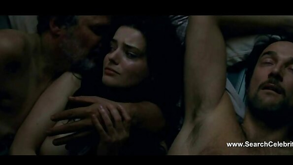 Una mora che ha un corpo sexy sta più bel film porno leccando il culo di un uomo sul letto