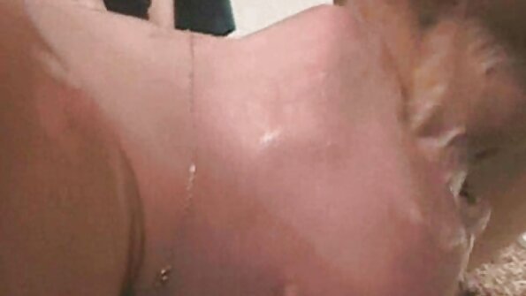 Kat Dior si strofina il clitoride palpitante mentre le scopa un bel film porno il buco del culo