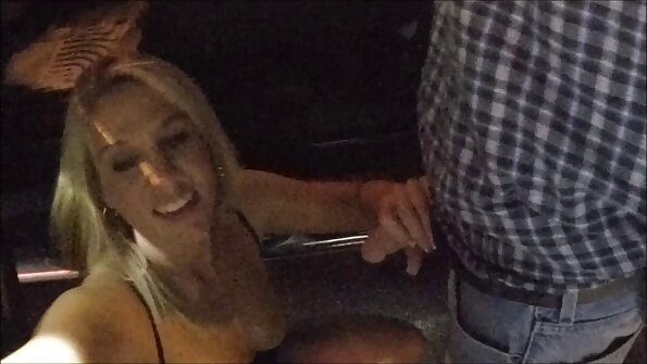 Una piccola bionda magra sta aprendo la veronica belli film bocca per succhiare un cazzo duro