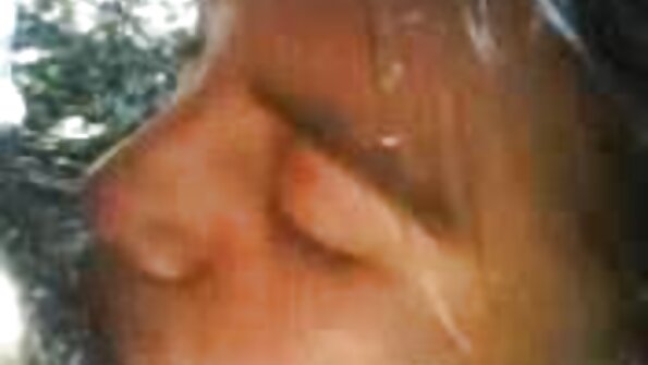 Una latina con grandi porno piu bello del mondo tette piene di silicone cavalca e accarezza un cazzo