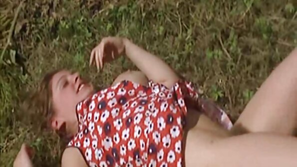 Una bionda sta prendendo un cazzo enorme tra le sue tette giganti porno piu belli